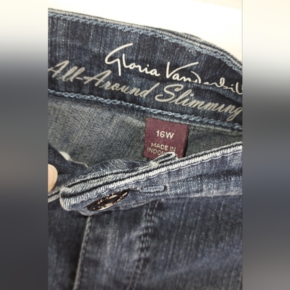 Gloria Vanderbilt capri all around slimming jean capri with roses flowers - Picture 3 of 5